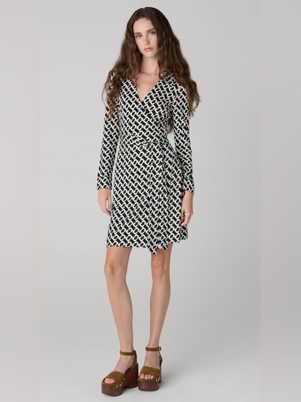 DVF Jeanne 100% Silk Jersey Wrap Dress Black and White chain Link size 0